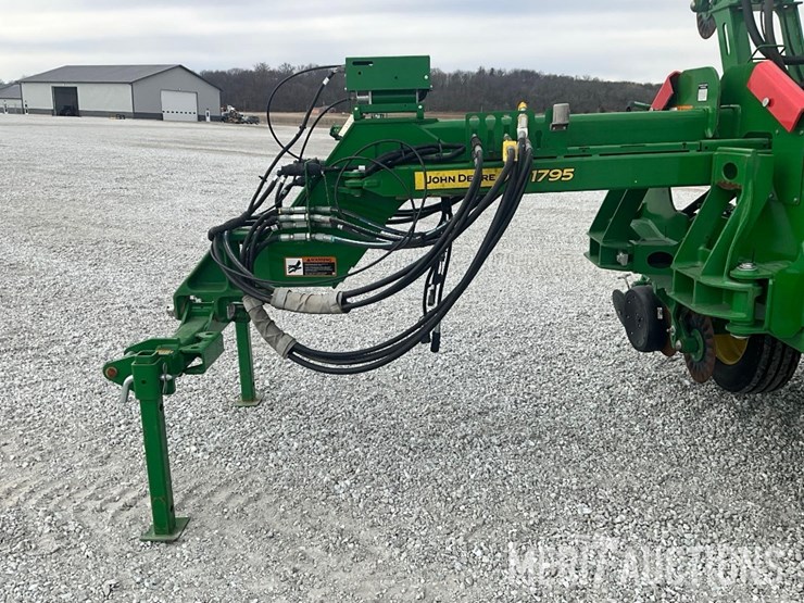 2022-john-deere-1795-image-12