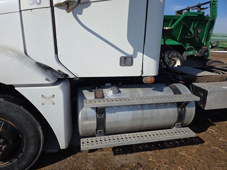 2007-freightliner-day-cab-semi-image-7