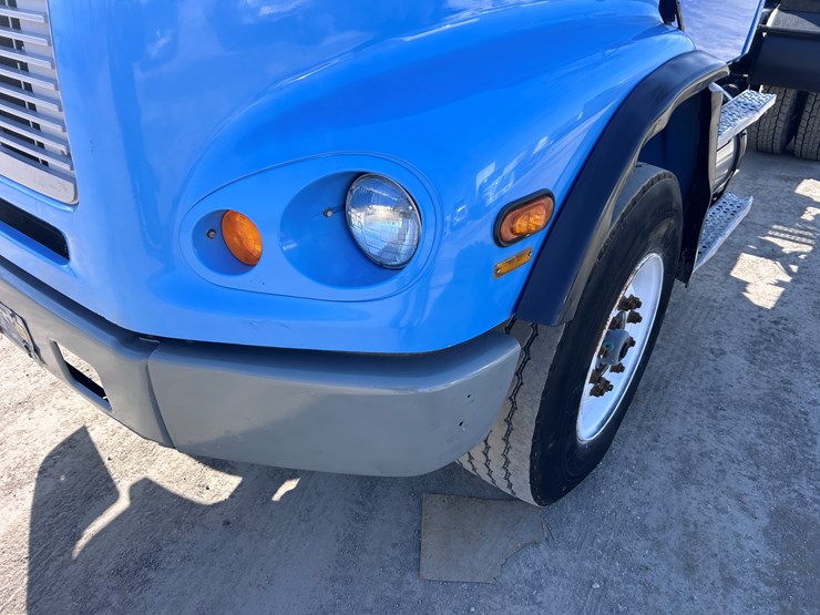 #1680-•-freightliner-day-cab-truck-tractor-image-9