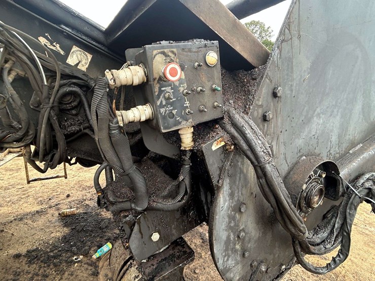 roadtec-mtv1000d-asphalt-material-transfer-buggy-image-23