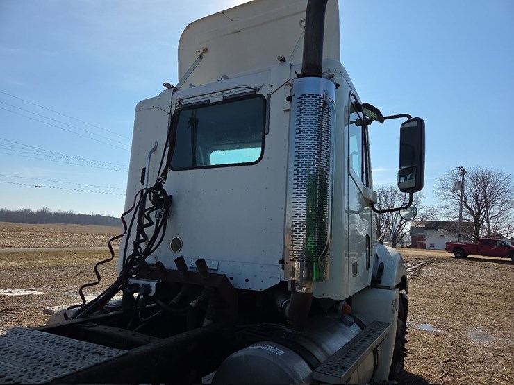 2007-freightliner-day-cab-semi-image-34
