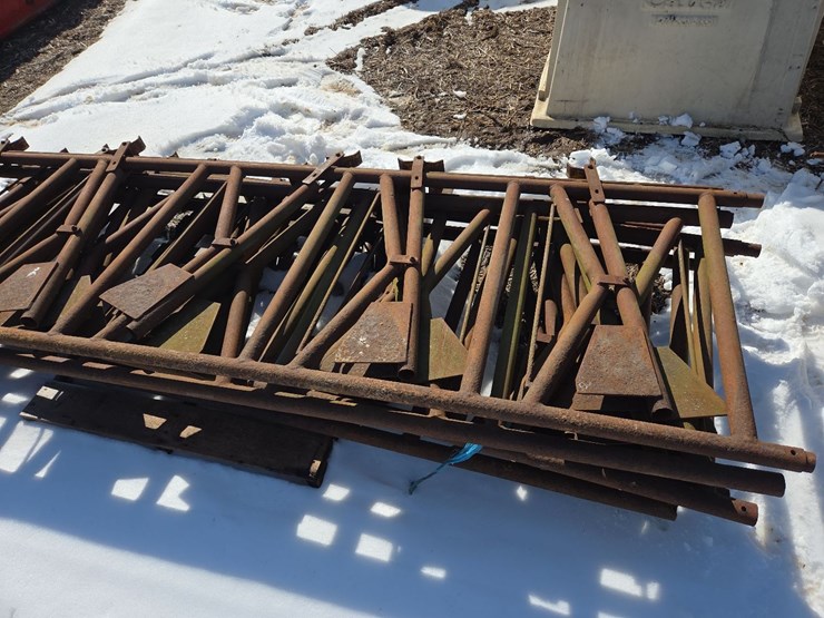 (5)-5-head-cattle-head-locks-image-11