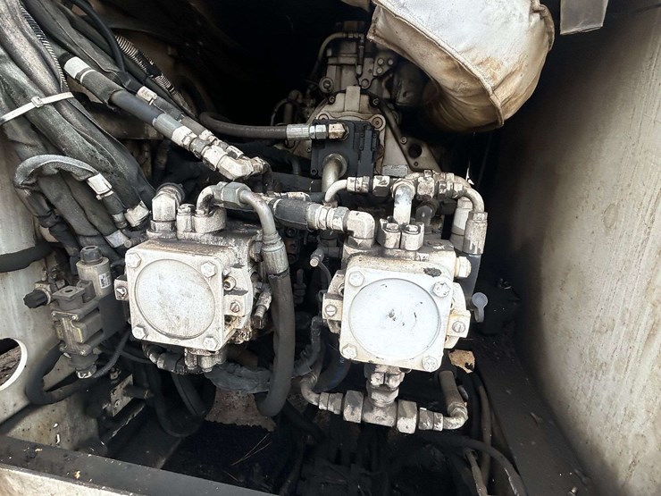 roadtec-mtv1000d-asphalt-material-transfer-buggy-image-17