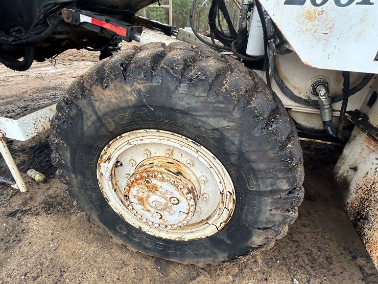 roadtec-mtv1000d-asphalt-material-transfer-buggy-image-18