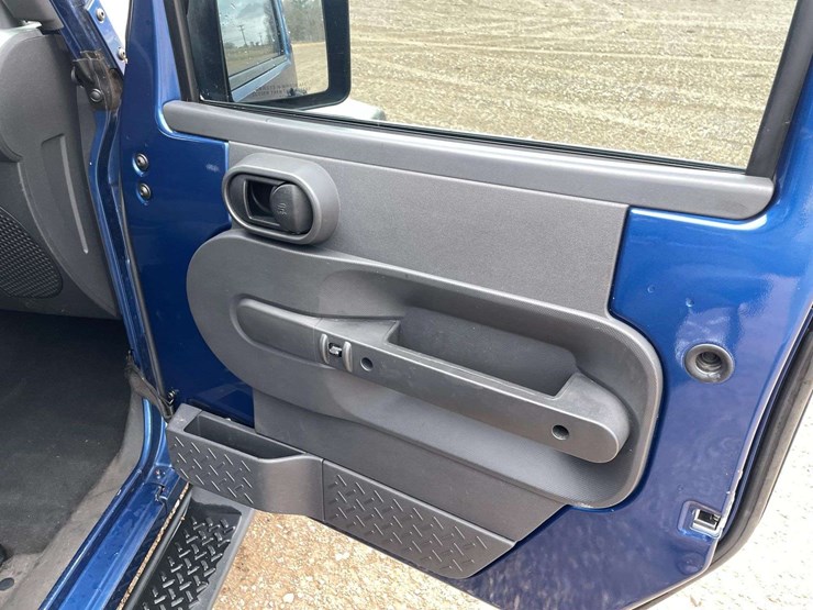 2010-jeep-wrangler-sport-image-17