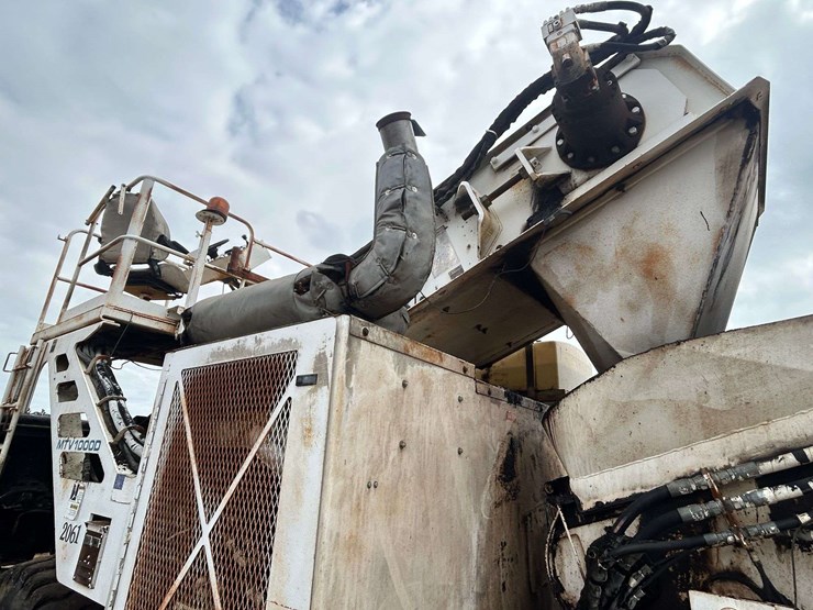 roadtec-mtv1000d-asphalt-material-transfer-buggy-image-16