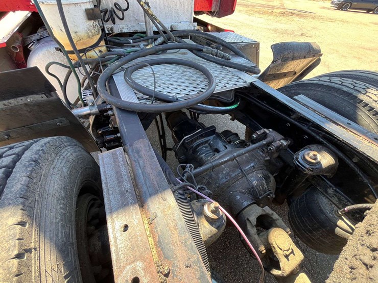 2012-peterbilt-386-image-18