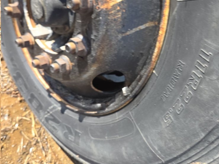 2007-freightliner-day-cab-semi-image-9