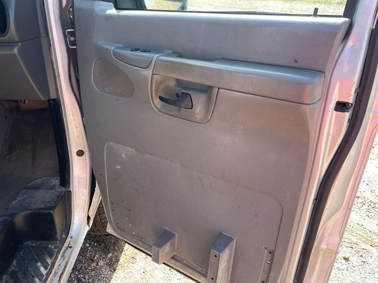 2005-ford-econoline-350xl-10-passenger-van-(80,129-miles)-image-16