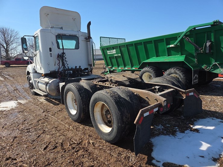 2007-freightliner-day-cab-semi-image-21