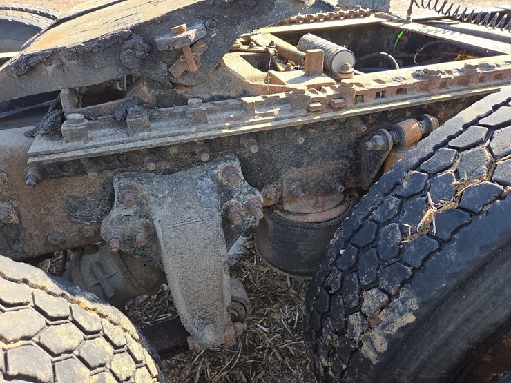 2007-freightliner-day-cab-semi-image-28