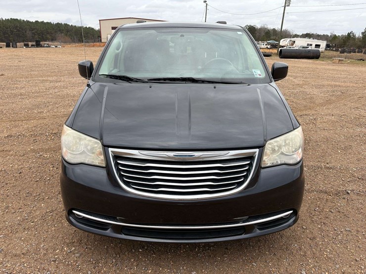 2014-chrysler-town-&-country-image-5