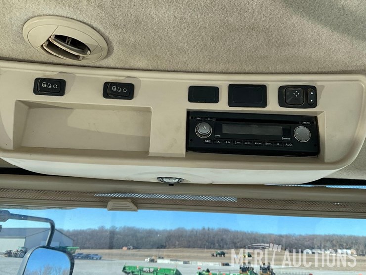 2014-john-deere-7230r-image-35