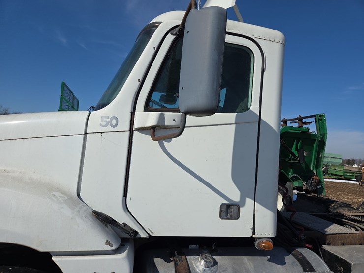 2007-freightliner-day-cab-semi-image-12