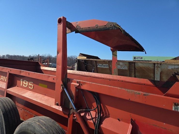 new-holland-195-image-31