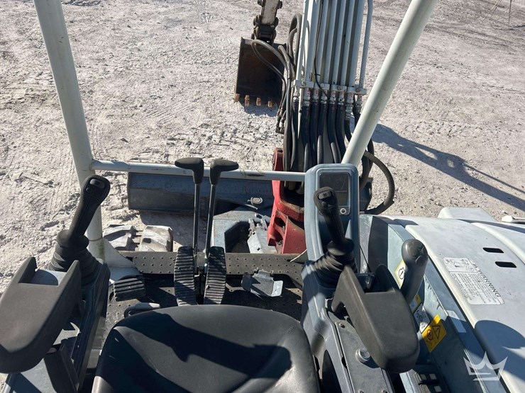 2014-takeuchi-tb260-image-12