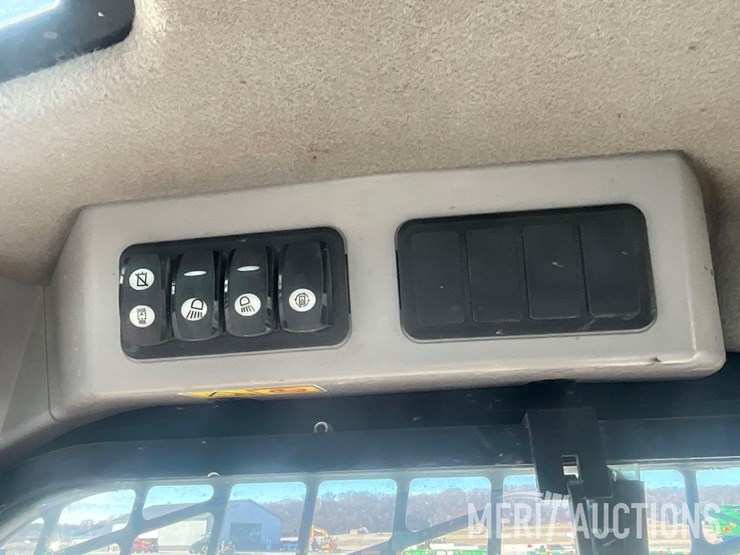 2015-caterpillar-259d-image-34