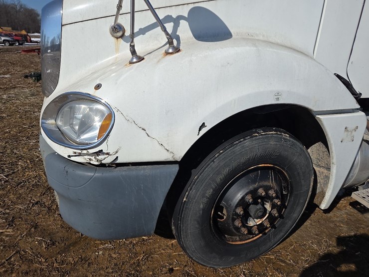 2007-freightliner-day-cab-semi-image-4