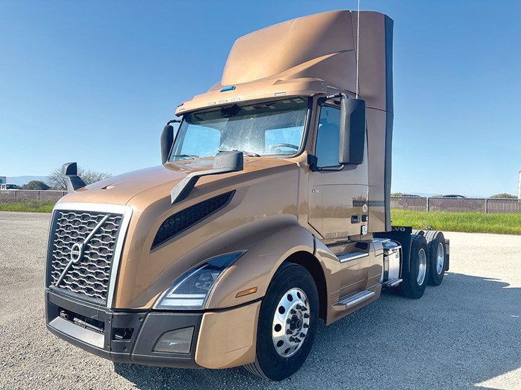 2023-volvo-vnl-300-image-1