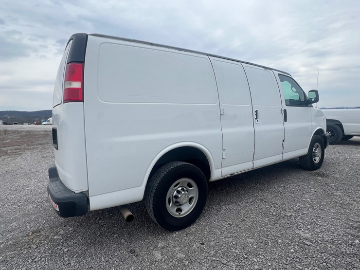2012-chevrolet-express-g2500-image-3