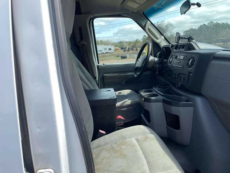 2014-ford-cargo-image-17