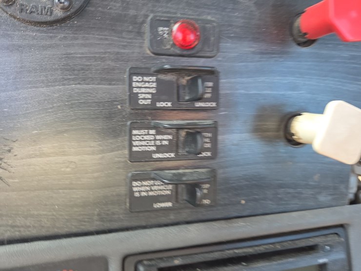 2007-freightliner-day-cab-semi-image-56