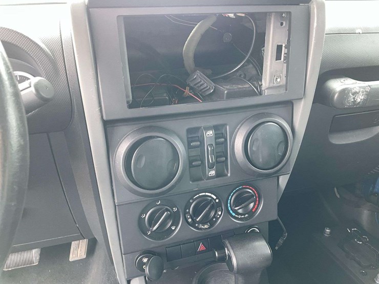 2010-jeep-wrangler-sport-image-13