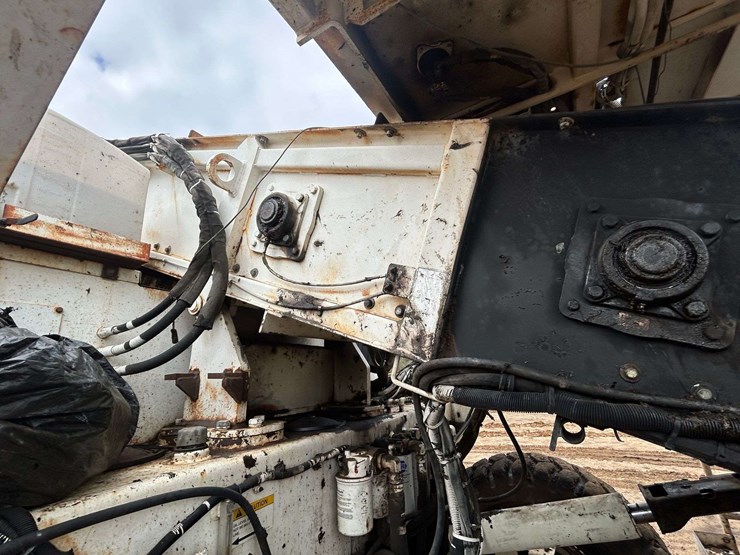 roadtec-mtv1000d-asphalt-material-transfer-buggy-image-12