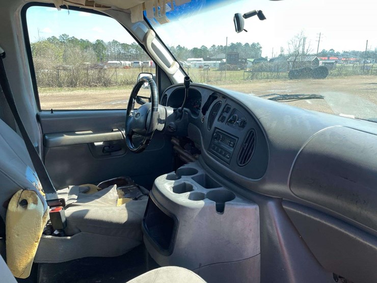 2005-ford-econoline-350xl-10-passenger-van-(80,129-miles)-image-18