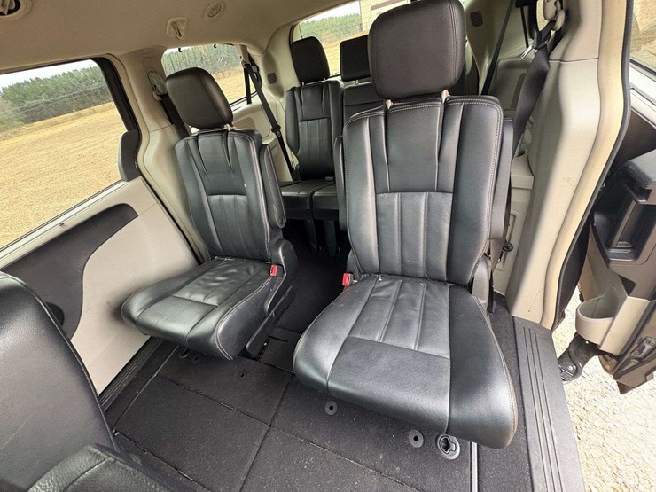 2014-chrysler-town-&-country-image-17