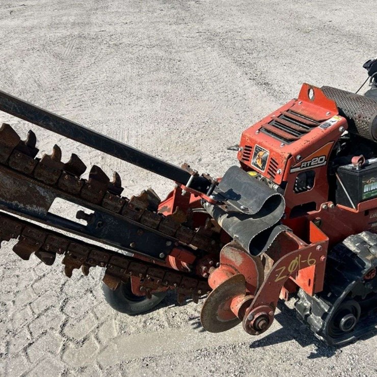 2013 DITCH WITCH RT20