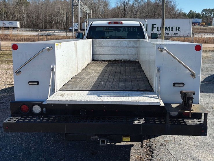 2022-chevrolet-silverado-3500hd-image-8