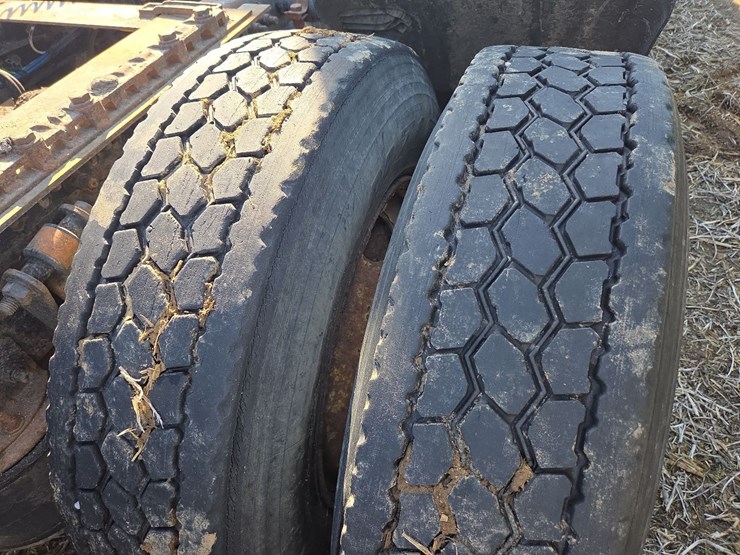 2007-freightliner-day-cab-semi-image-29