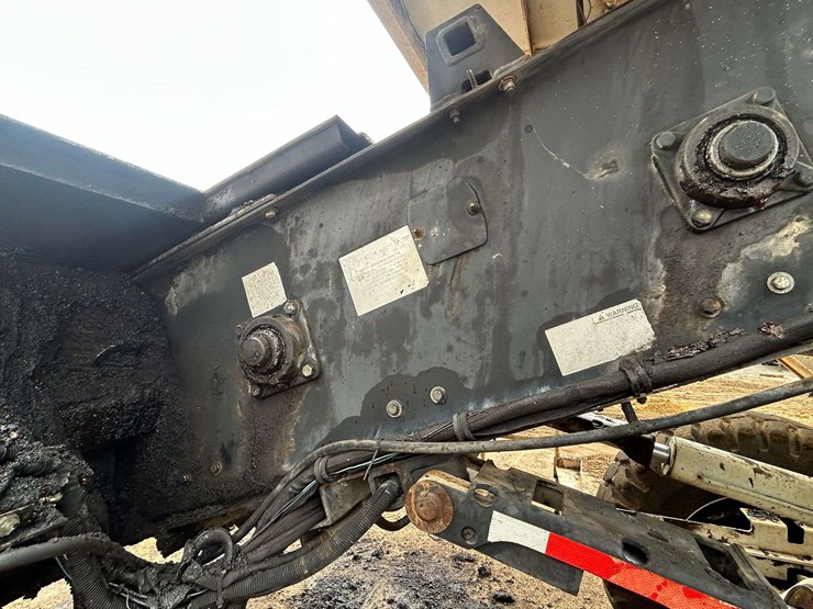 roadtec-mtv1000d-asphalt-material-transfer-buggy-image-22