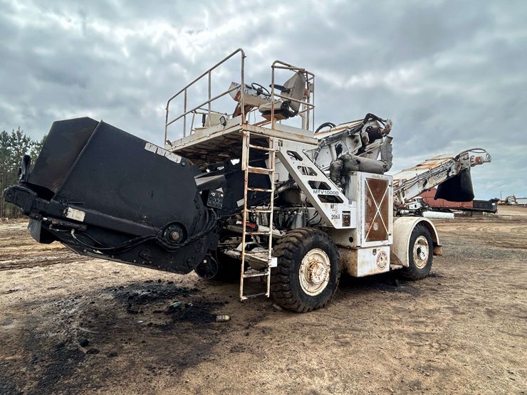 roadtec-mtv1000d-asphalt-material-transfer-buggy-image-3