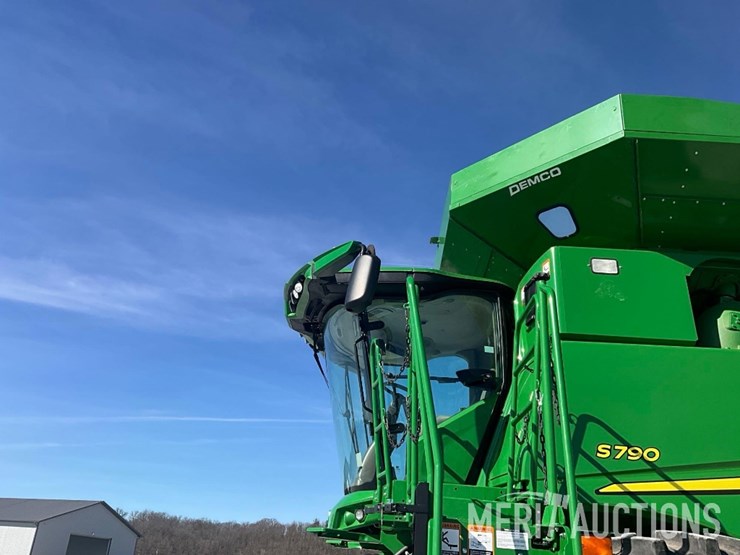 2021-john-deere-s790-image-10