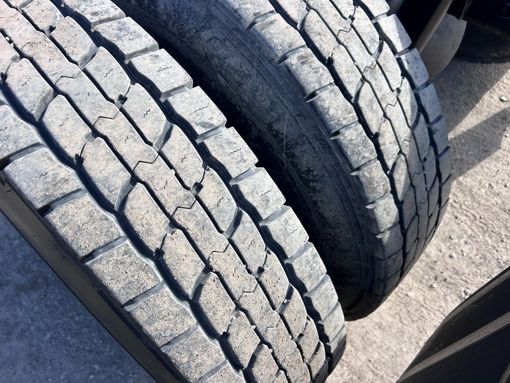 #1680-•-freightliner-day-cab-truck-tractor-image-69