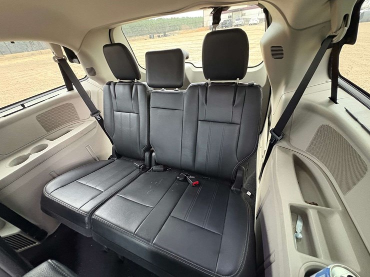 2014-chrysler-town-&-country-image-18