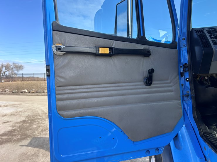 #1680-•-freightliner-day-cab-truck-tractor-image-61