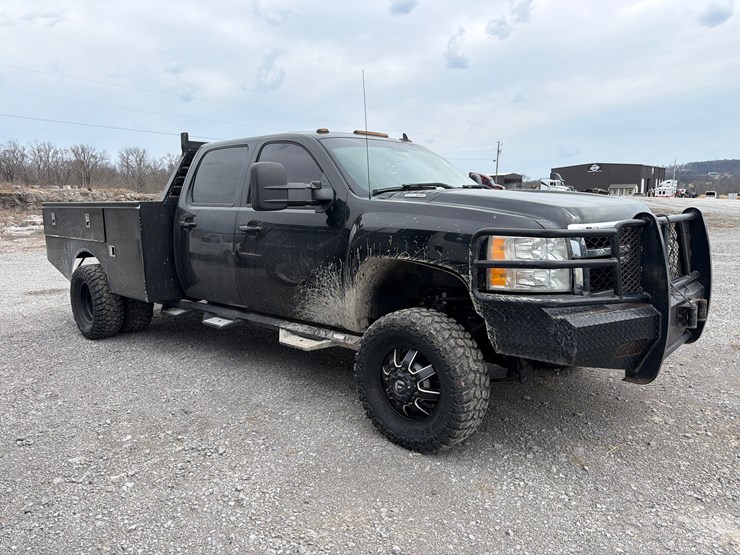 2011-chevrolet-3500-image-2