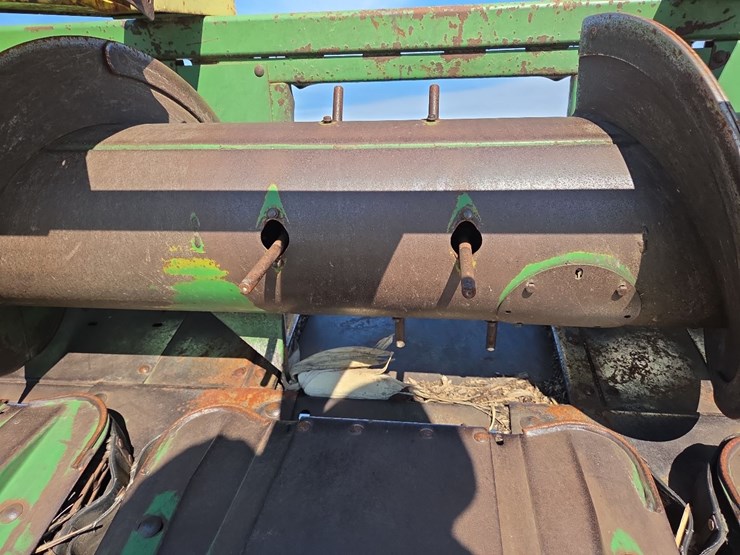 jd-484-4-row-corn-head-image-12