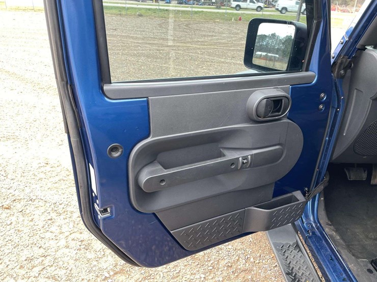 2010-jeep-wrangler-sport-image-9