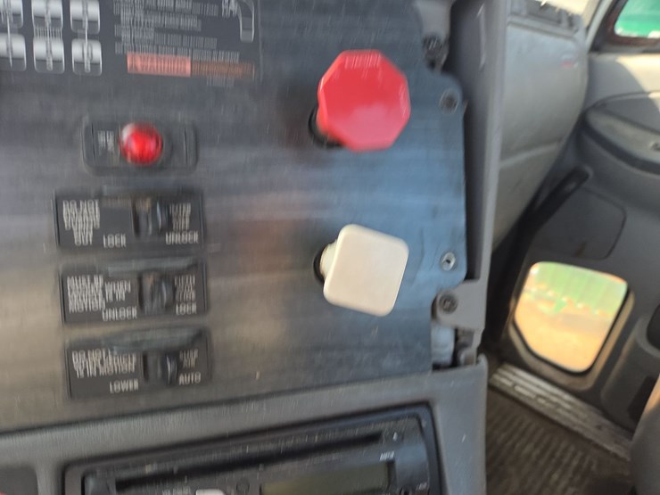 2007-freightliner-day-cab-semi-image-57