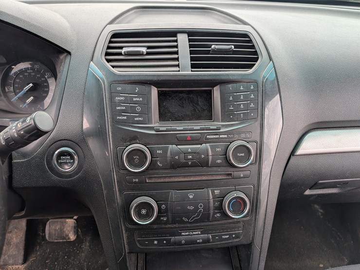 2016-ford-explorer-xlt-image-10