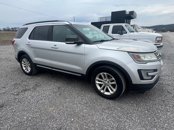 2016-ford-explorer-xlt-image-2