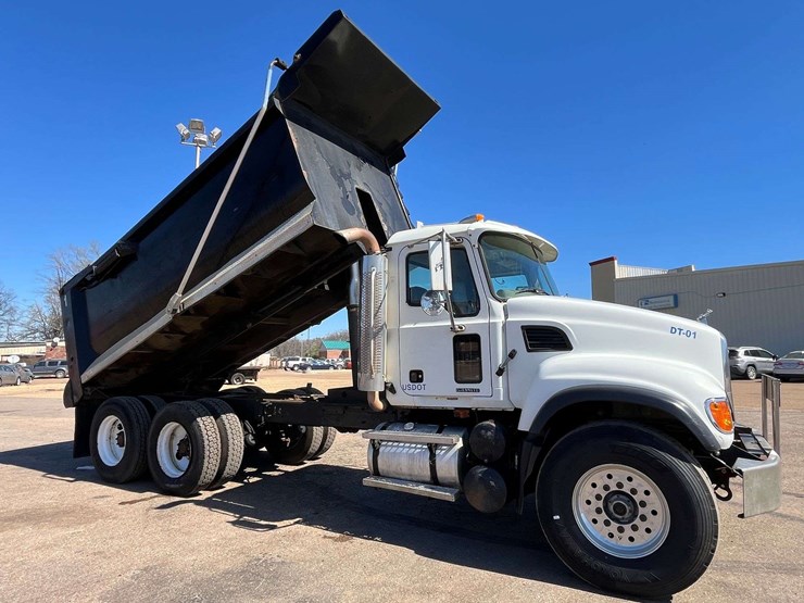 2004-mack-cv713-tandem-dump-truck-(481,756-miles)-image-2