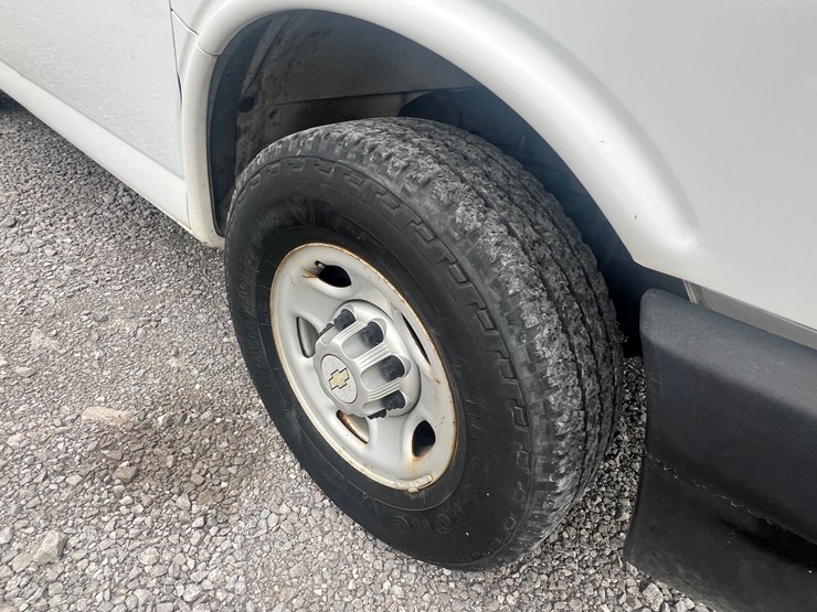 2012-chevrolet-express-g2500-image-12