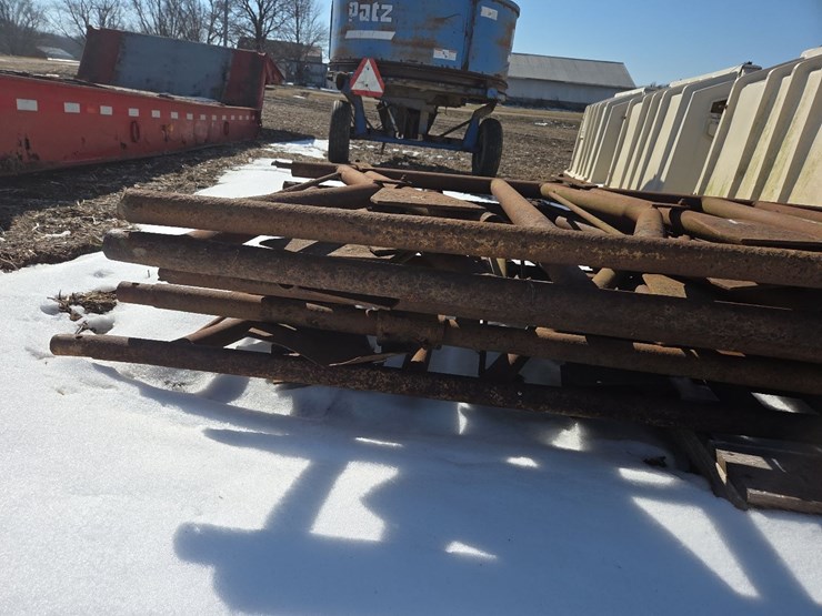 (5)-5-head-cattle-head-locks-image-14