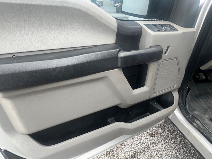 2015-ford-f150-xl-image-31