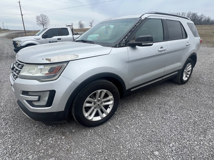 2016-ford-explorer-xlt-image-1